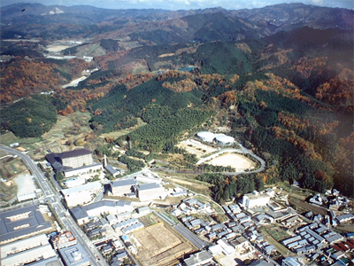 大和山内と調査中の布留遺跡豊井(打破り)地区(下中央・1990年)