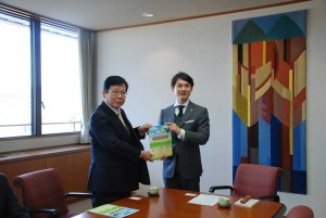 並河市長に完成報告をする春野館長