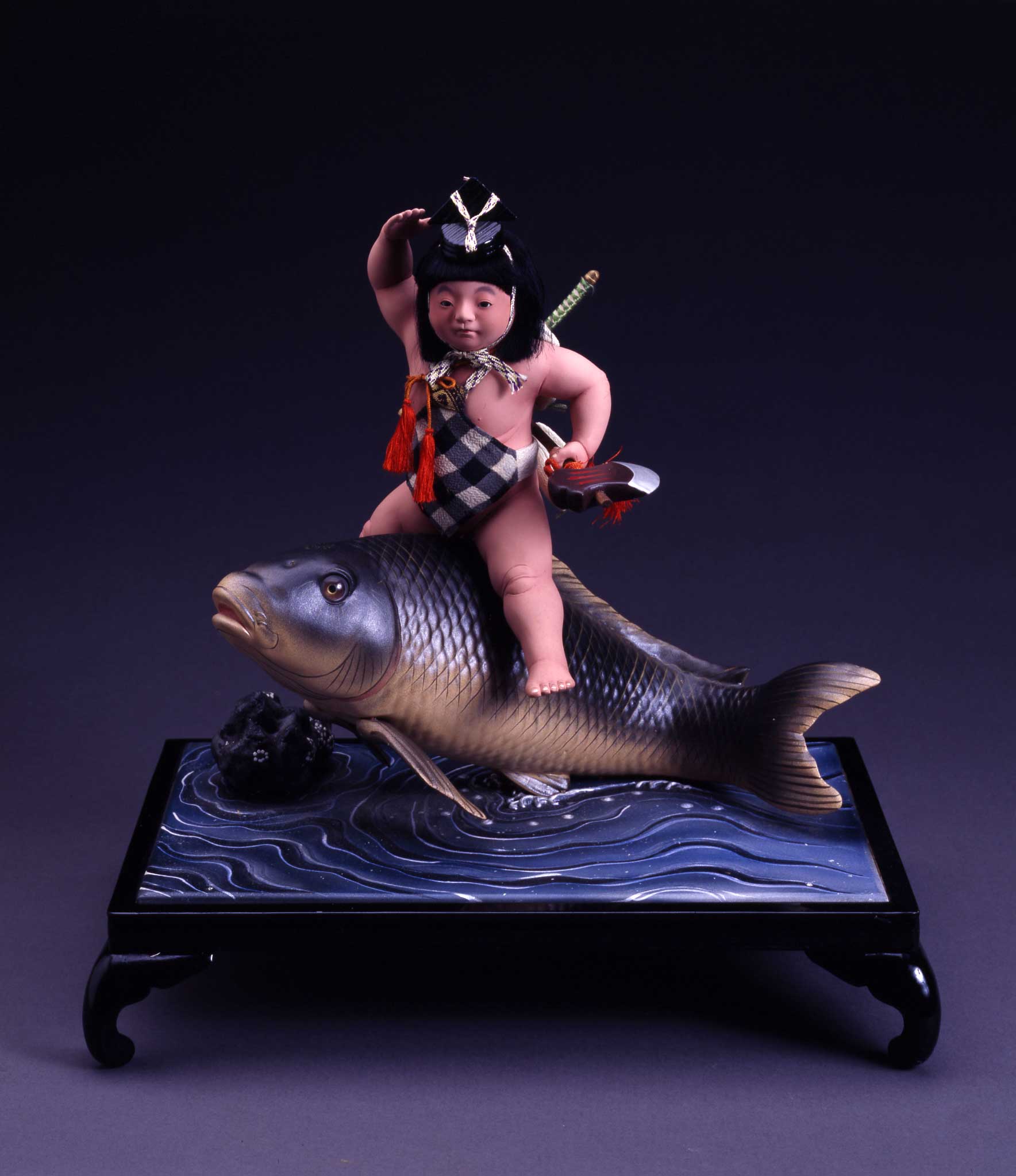 五月人形「鯉の上に金太郎」 ｜ 参考館セレクション