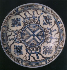白釉藍彩草花文鉢　イラン　17世紀　口径21.8cm