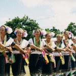 豊年祭で踊りを披露するアミの女性達