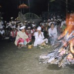 焚き火に祈りを捧げる僧侶　バリ島ヤン・アピ村の「火を食べる行事」
