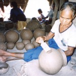 叩き板による土器の成形（インドネシア・スンバ島）