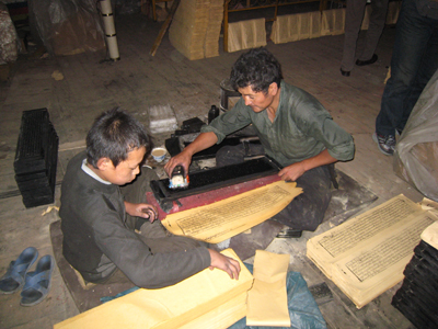 チベット・ラサ市で行われている木版画印刷