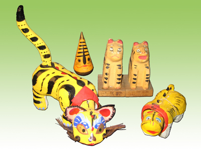 虎の郷土玩具　左から　張子の虎(島根)　えぼし寅(愛知)　鞍馬の虎(京都)　神農の虎(大阪)