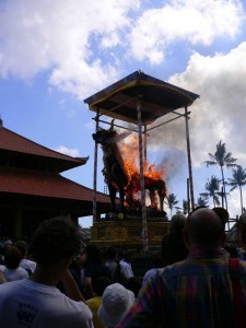 燃え上がる牛形の棺　インドネシア、バリ島